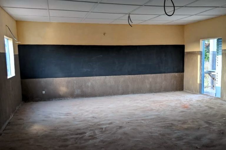 Ein leerer Klassenraum